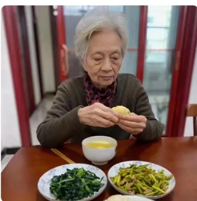 儿子一家国庆回来。我果断拒绝
 
儿子前几天打电话说国庆七天假一家人要回来陪我过