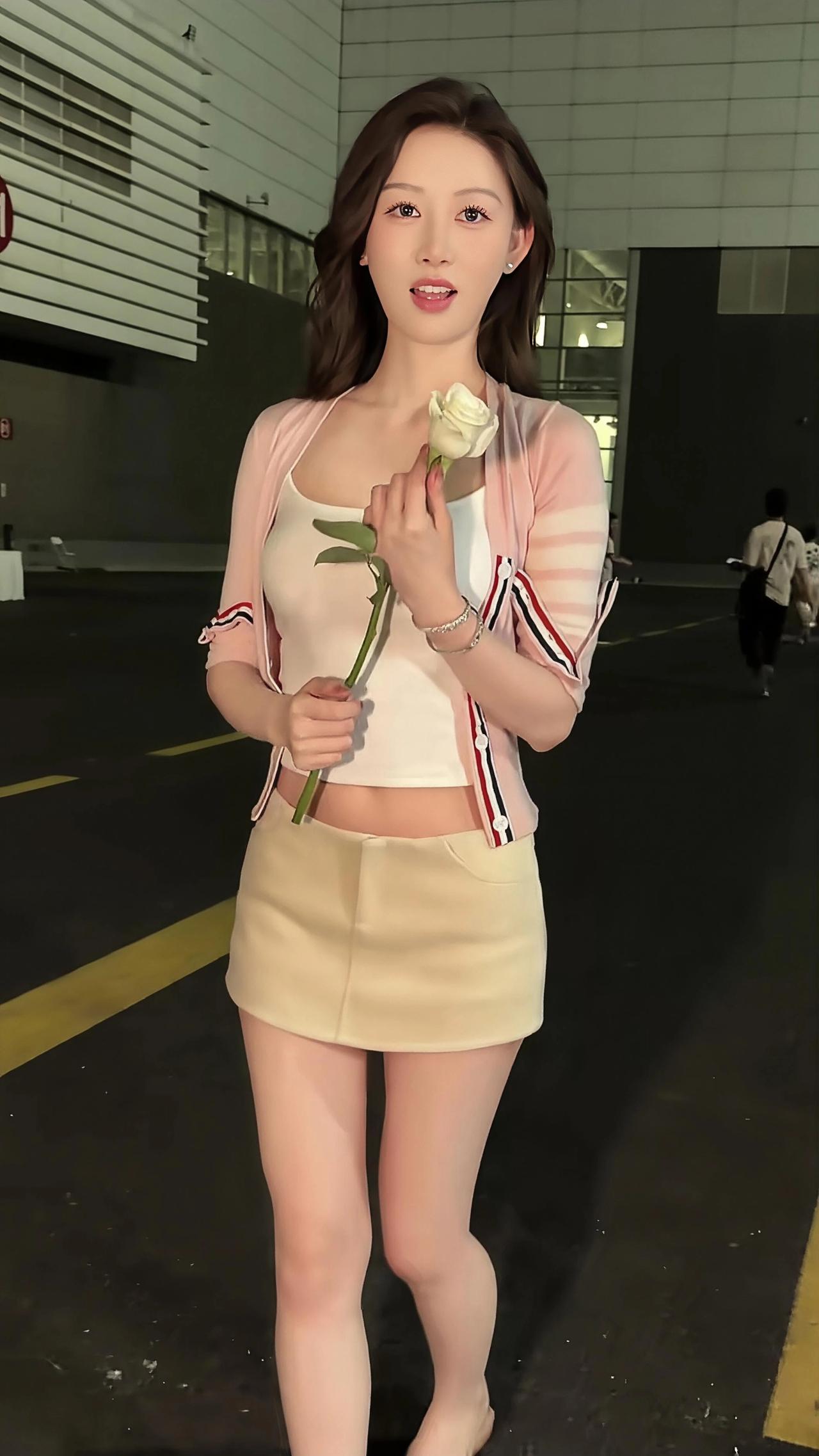 @敏敏💫 @小敏～ 
御姐 大长腿 美女 极品身材