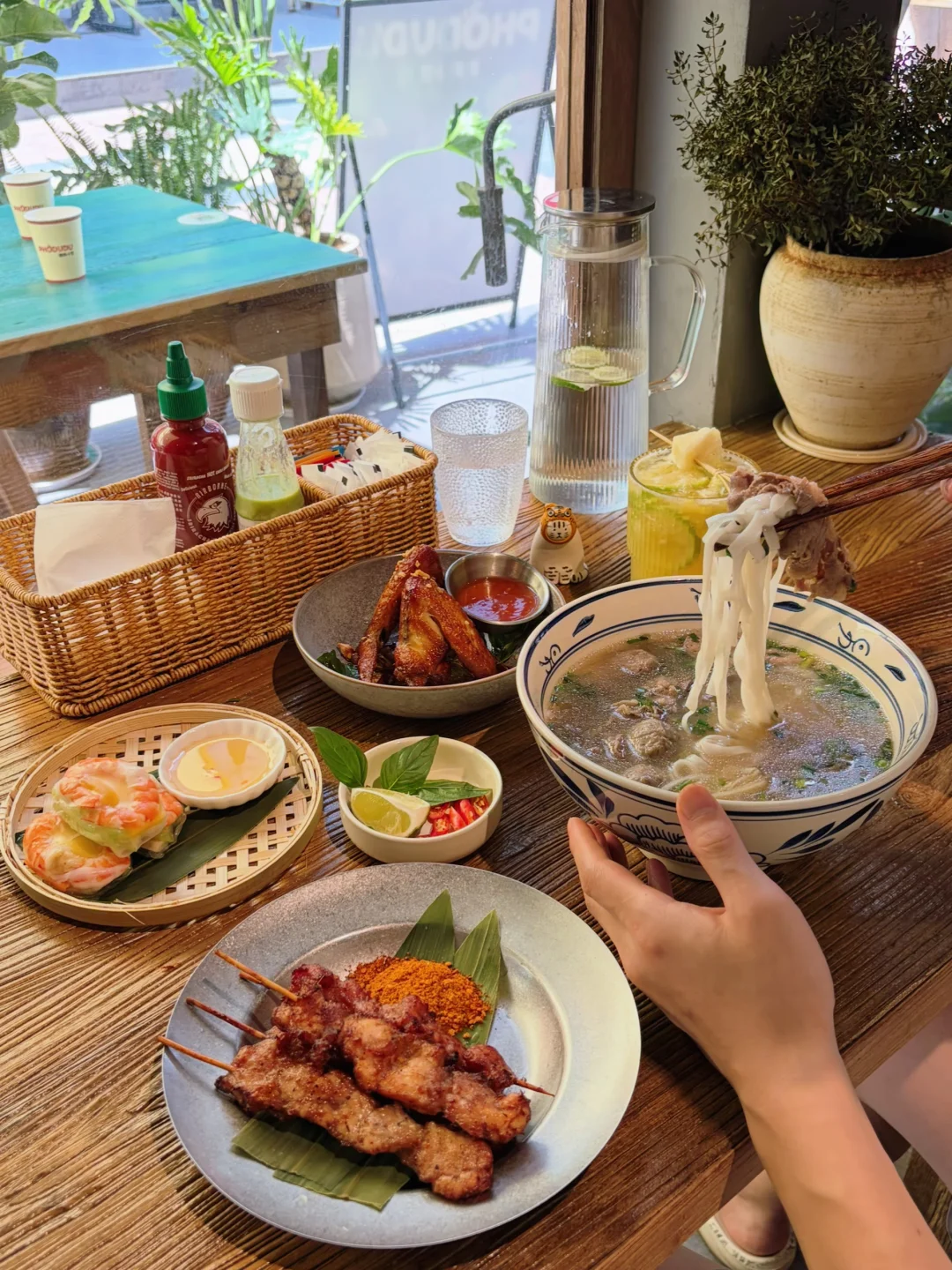 在仓万偶遇的越南小馆，逛累了进来嗦个粉，挺合适。 🍜火车头河粉，汤头...