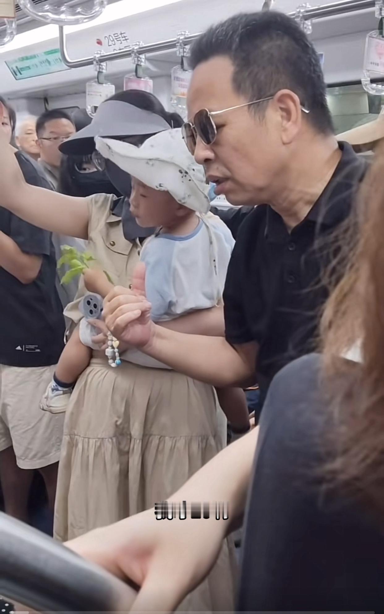 5月30日福建福州，一位网友分享，在地铁上一位大叔要求一位女孩让座…

大叔：“