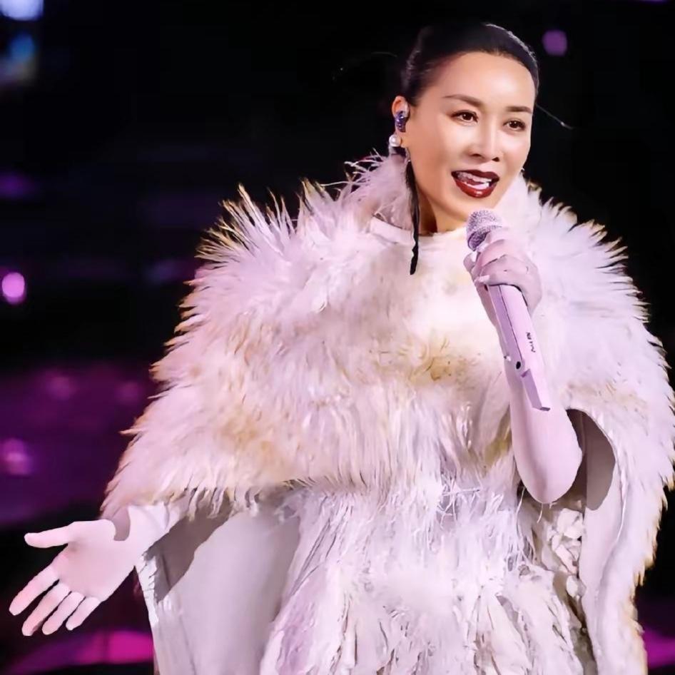 谁能想到老粉日复一日的期盼，终于打动那英！

那英开启全国巡回演唱会，就是不想辜