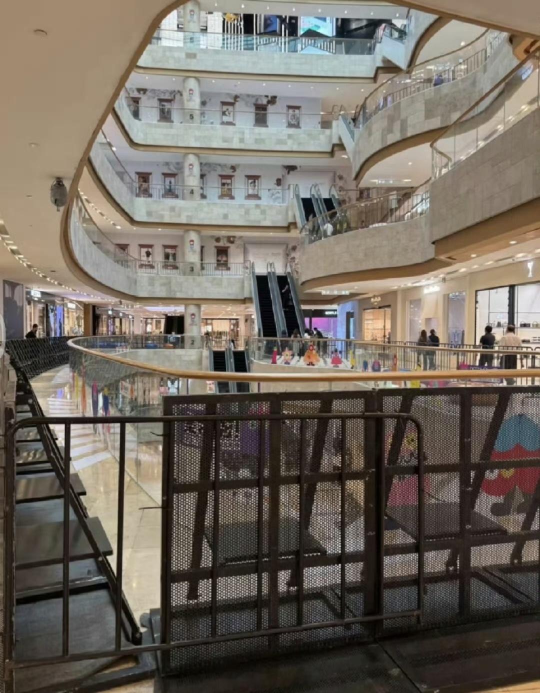 Dior南京德基活动现场开始布置，明天有邓为的采访互动，钻石们即将幸福迪奥全球美