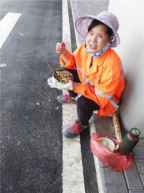 为什么环卫工人的工资总是那么低？背后的真相让人心酸
每天早晨，当城市还在沉睡的时