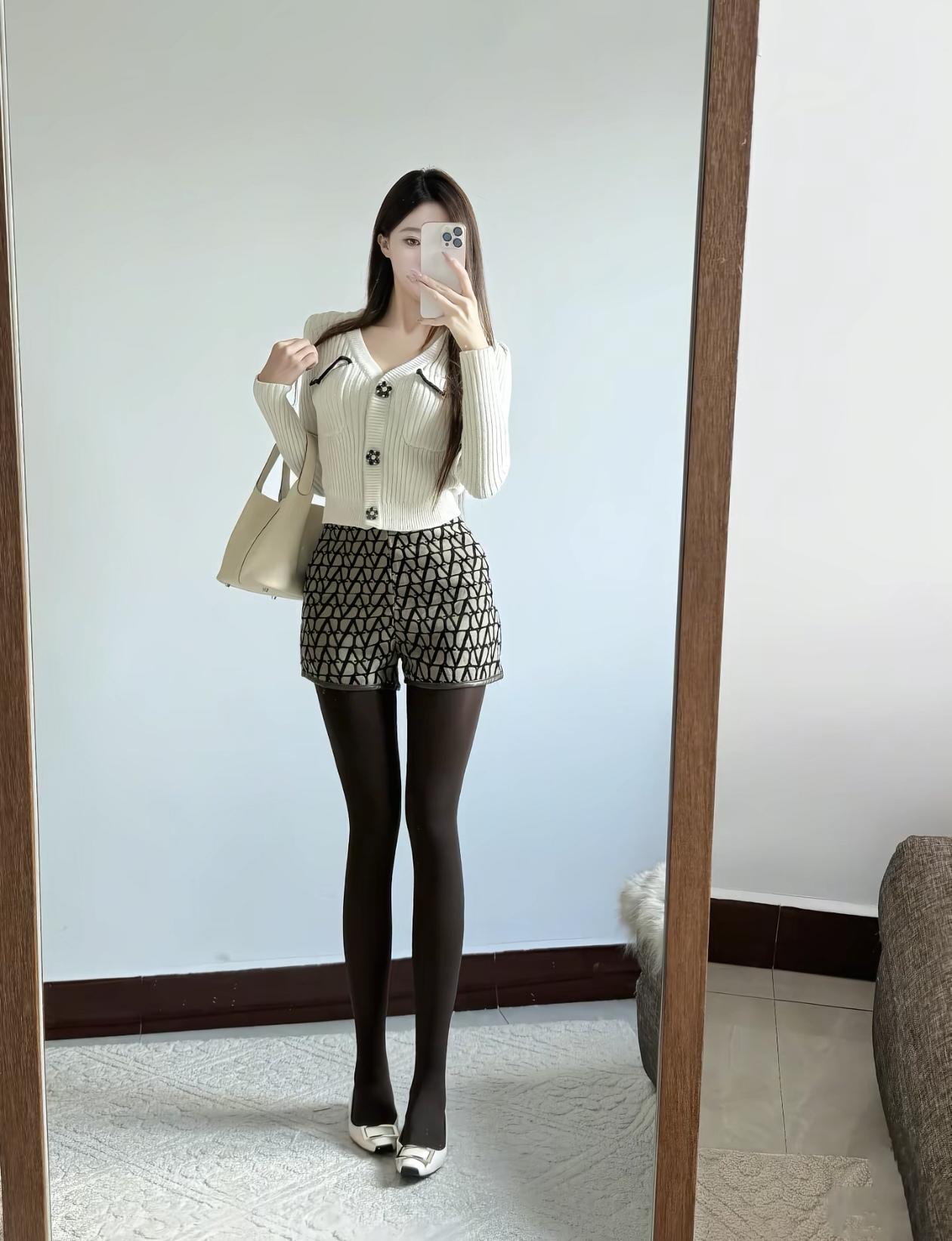 时尚穿搭指南：针织开衫+几何短裤，轻松出街！👗👠👜