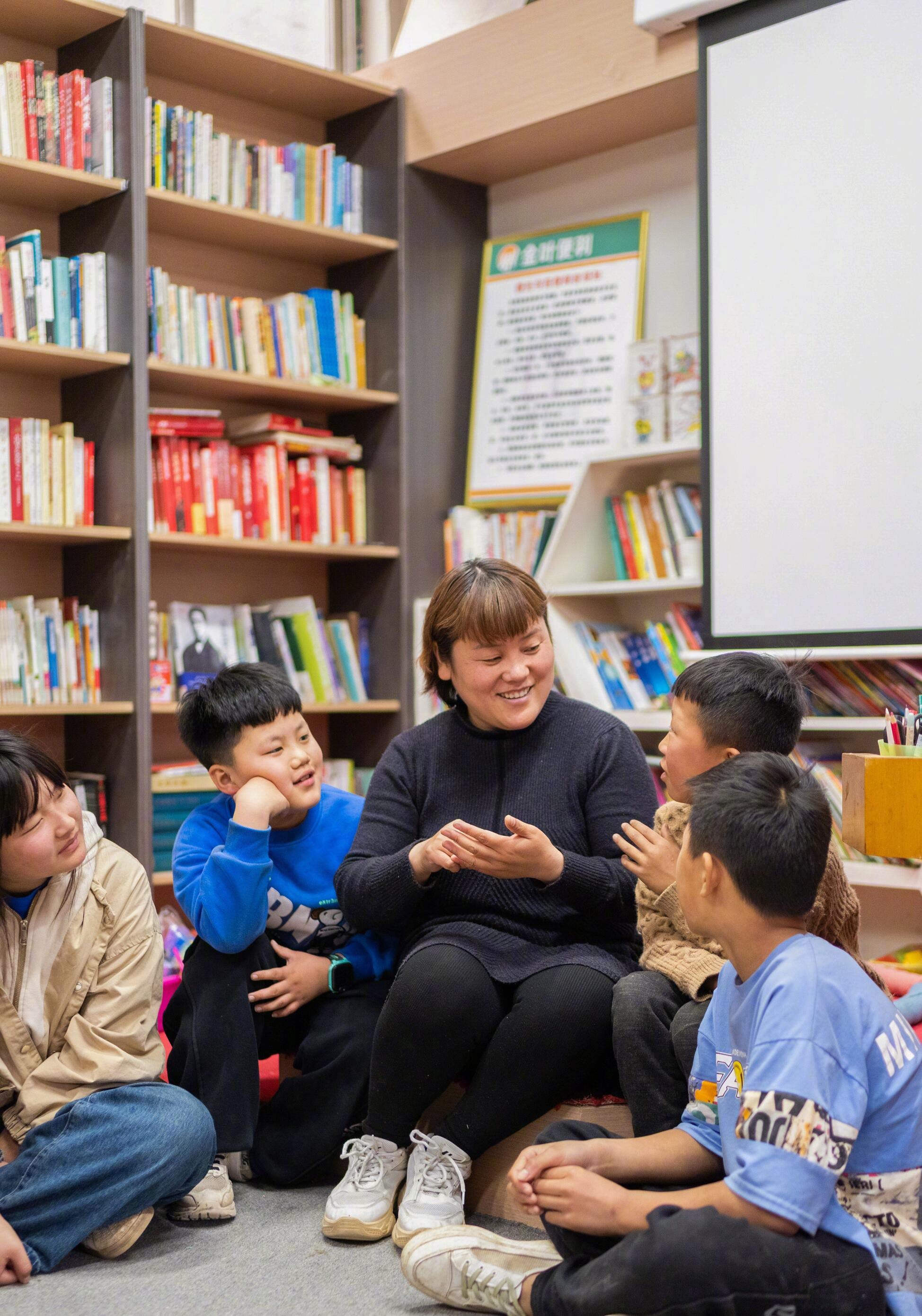 被这小卖部老板整破防。李翠利，河南李石村村口小卖部的老板，另一个身份几乎不被她自