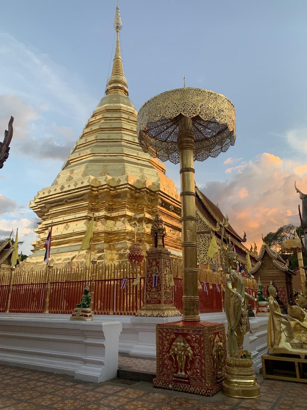 泰国清迈双龙寺，建在山顶上的寺庙，一座用了240公斤黄金打造的寺庙。金碧辉煌，耀