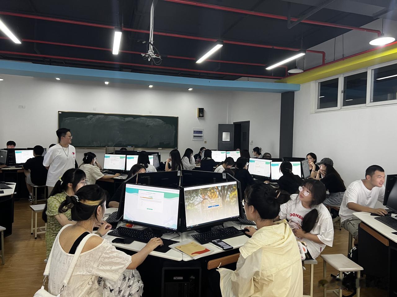 前几天听人聊起一件事，说现在的大学，新生刚入学就要做心理测试。要是这测试结果不合
