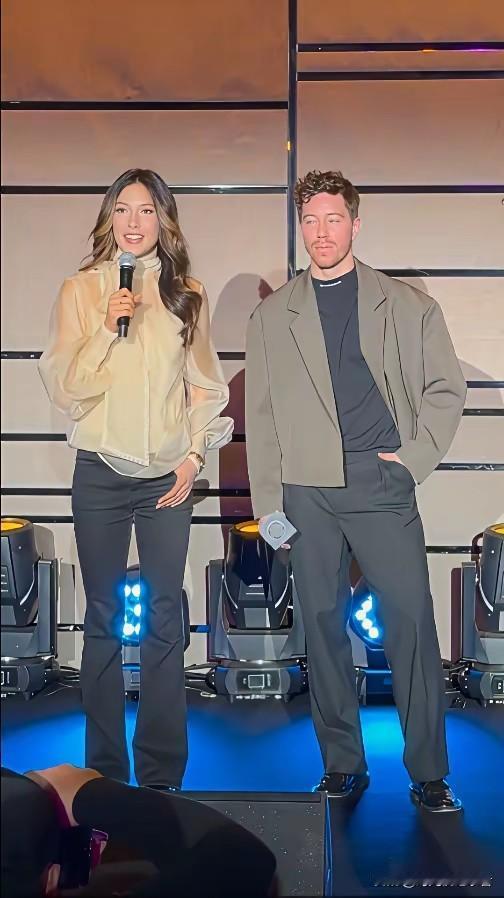 谷爱凌不愧是咱们中国落落大方的女孩，不管什么场合都不怯场，都是最惹人注目的。