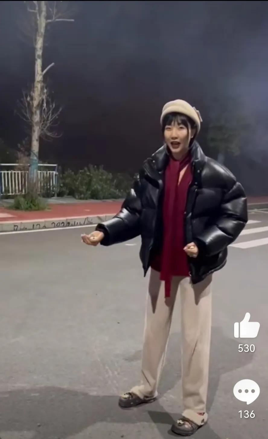 [福][玫瑰]女排姑娘回家过大年～
袁心玥在重庆
王媛媛在甘肃
高意在山东
杨涵