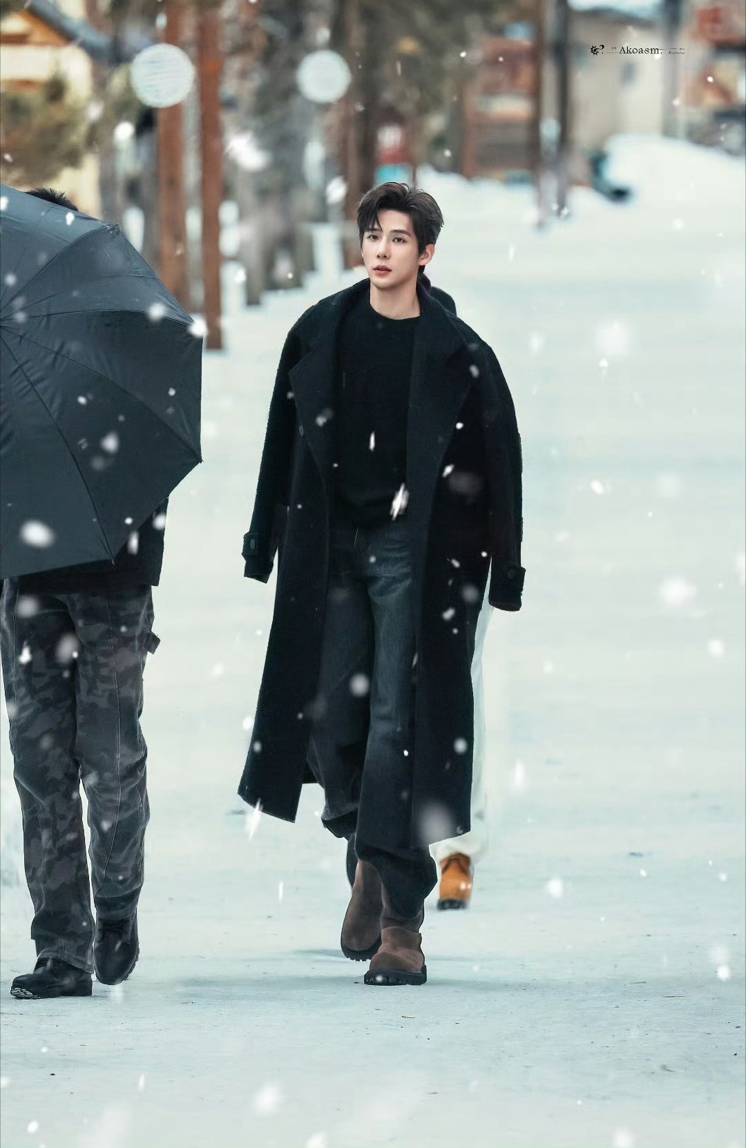 王安宇漠河路透王安宇季清和❄️大雪落满人间，风雪里的少年依旧清俊挺拔。饰演的季清