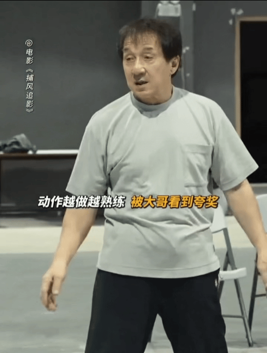 此沙什么水平能被成龙夸6 换弹夹练上千遍才敢呈现，临时接角就死磕兵器，春晚技能从