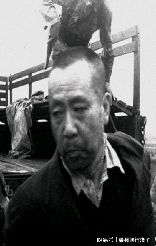 1950年陈宝仓在台湾被枪决后，两位部下偷偷去刑场找遗体。他们认出右眼瞎加身上几