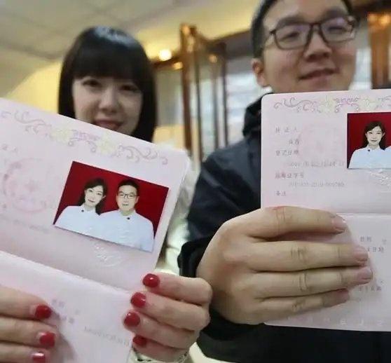 《【🔥热搜榜第6名】“离婚证背面有囍字”事件哲思：这到底合适吗？》“离婚证背面