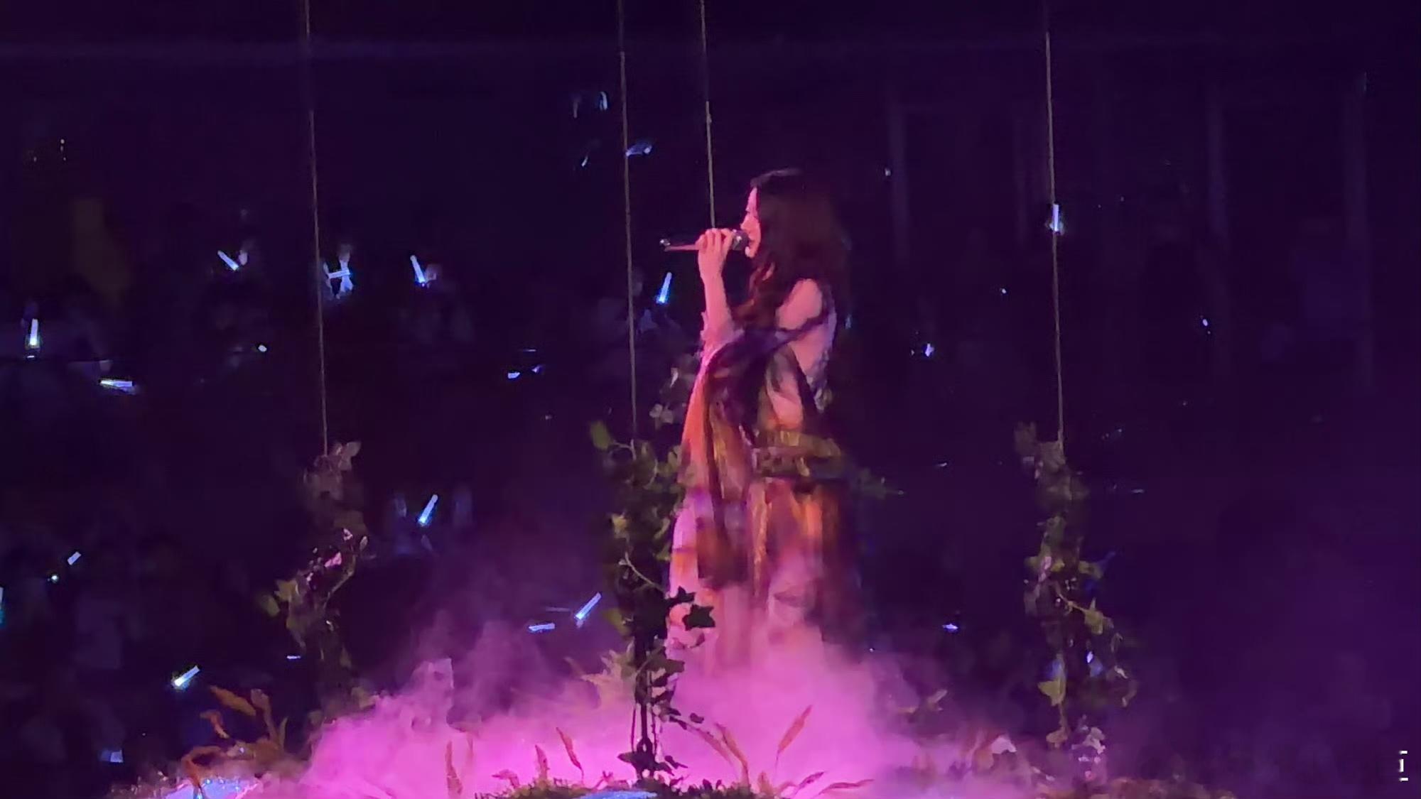 单依纯武汉演唱会漂移岛被单依纯的漂移岛舞台圈粉，武汉站的创意设计打破常规，她在移