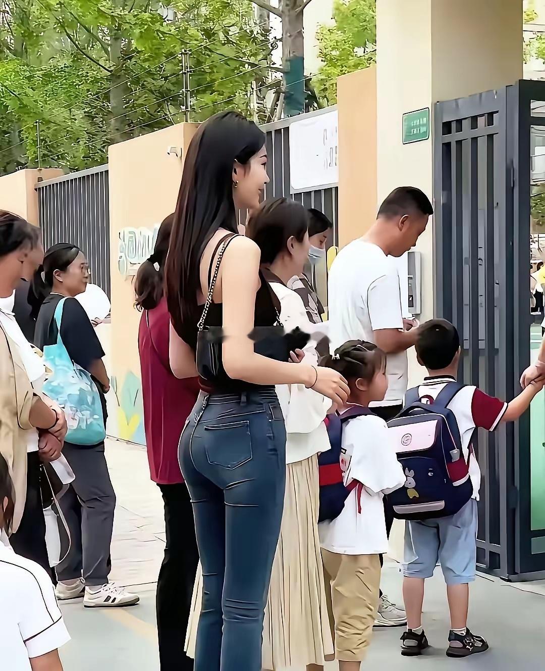 为什么小学家长都比初中家长打扮的要漂亮？ ​​​