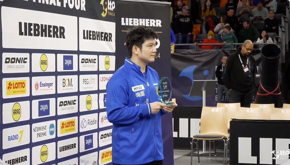 领了个奖 也没特写 今日MVP吗？（德语解说说了是“MVP”） 