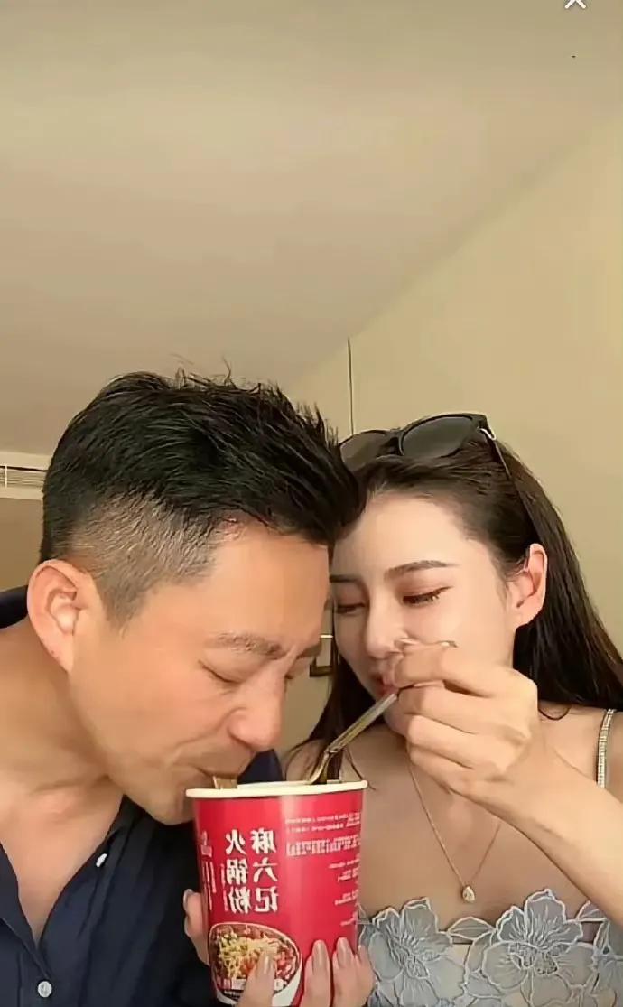 汪小菲似乎是为了酸大s恶心大S，一直播就与女友各种卿卿我我，大s看了肯定得恶心，
