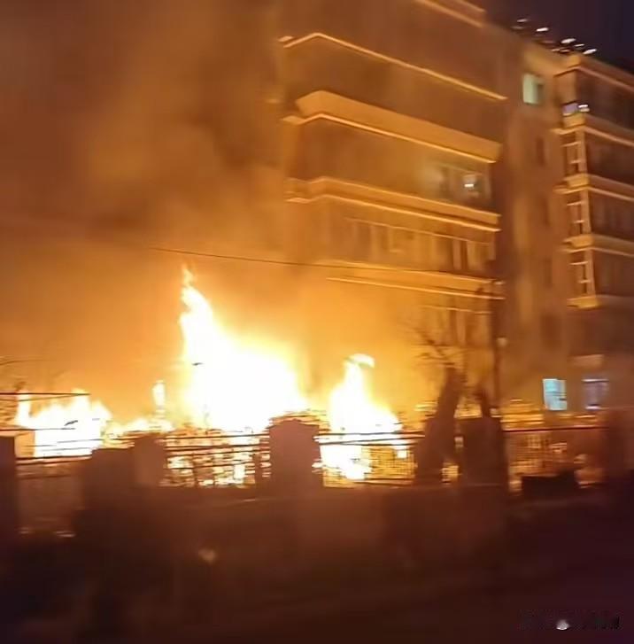 长期管理不善、安全隐患酿成火灾，属地监管部门难辞其咎！
解放花园小区长期处于失管