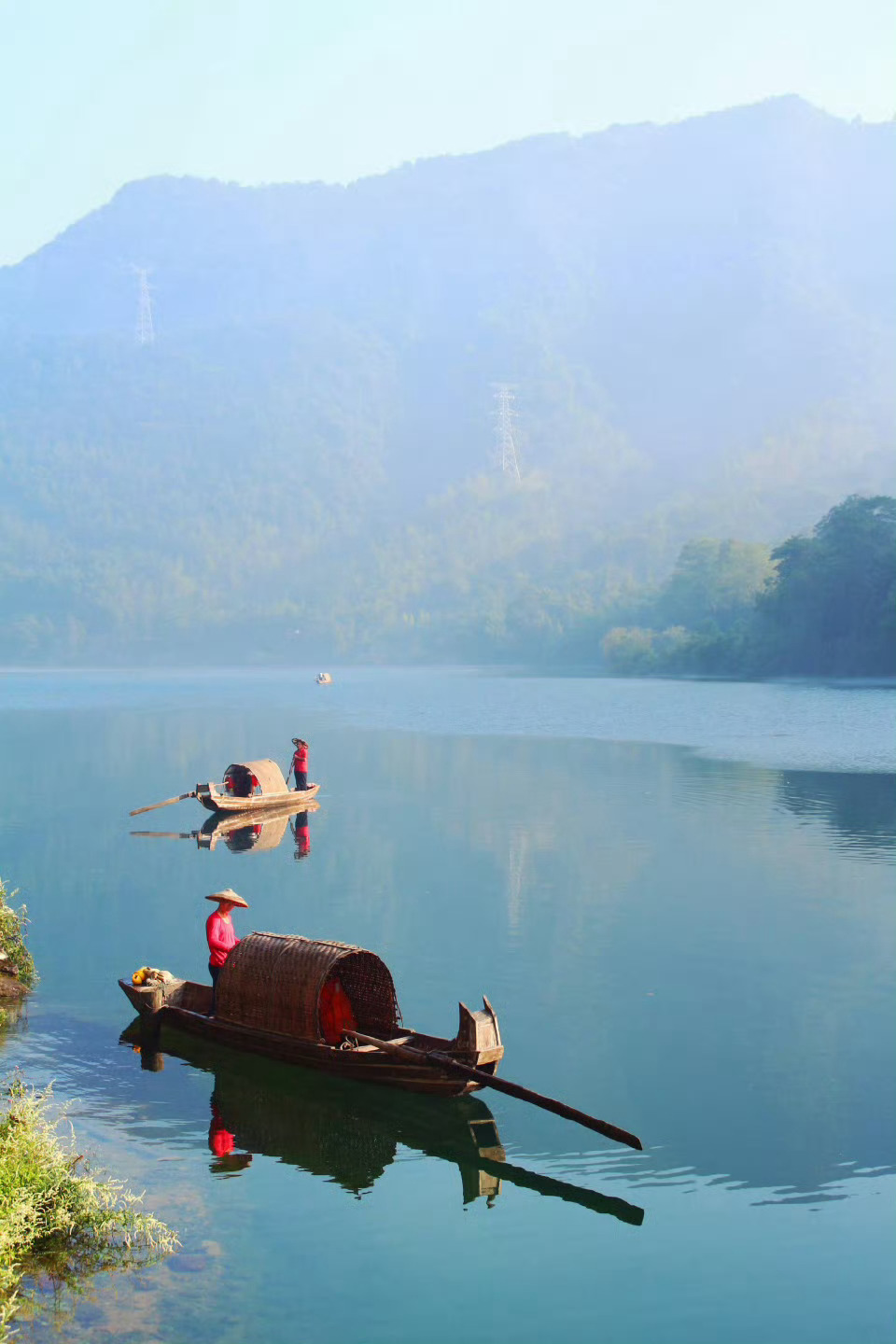 小东江，位于湖南省郴州市，一个安静清幽、适合发呆的地方，这里的水面常年云雾弥漫、