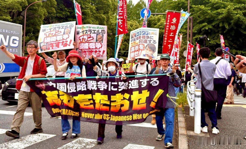 日本国内彻底乱套了，万人上街举行大规模游行，反扩张声浪响彻东京街头。高市早苗现在