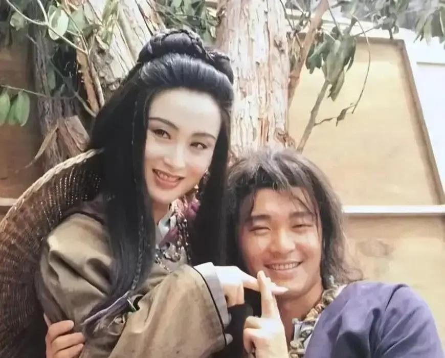 几十年的老搭档，一起打下《赌圣》《逃学威龙》《九品芝麻官》的票房江山，大银幕上两