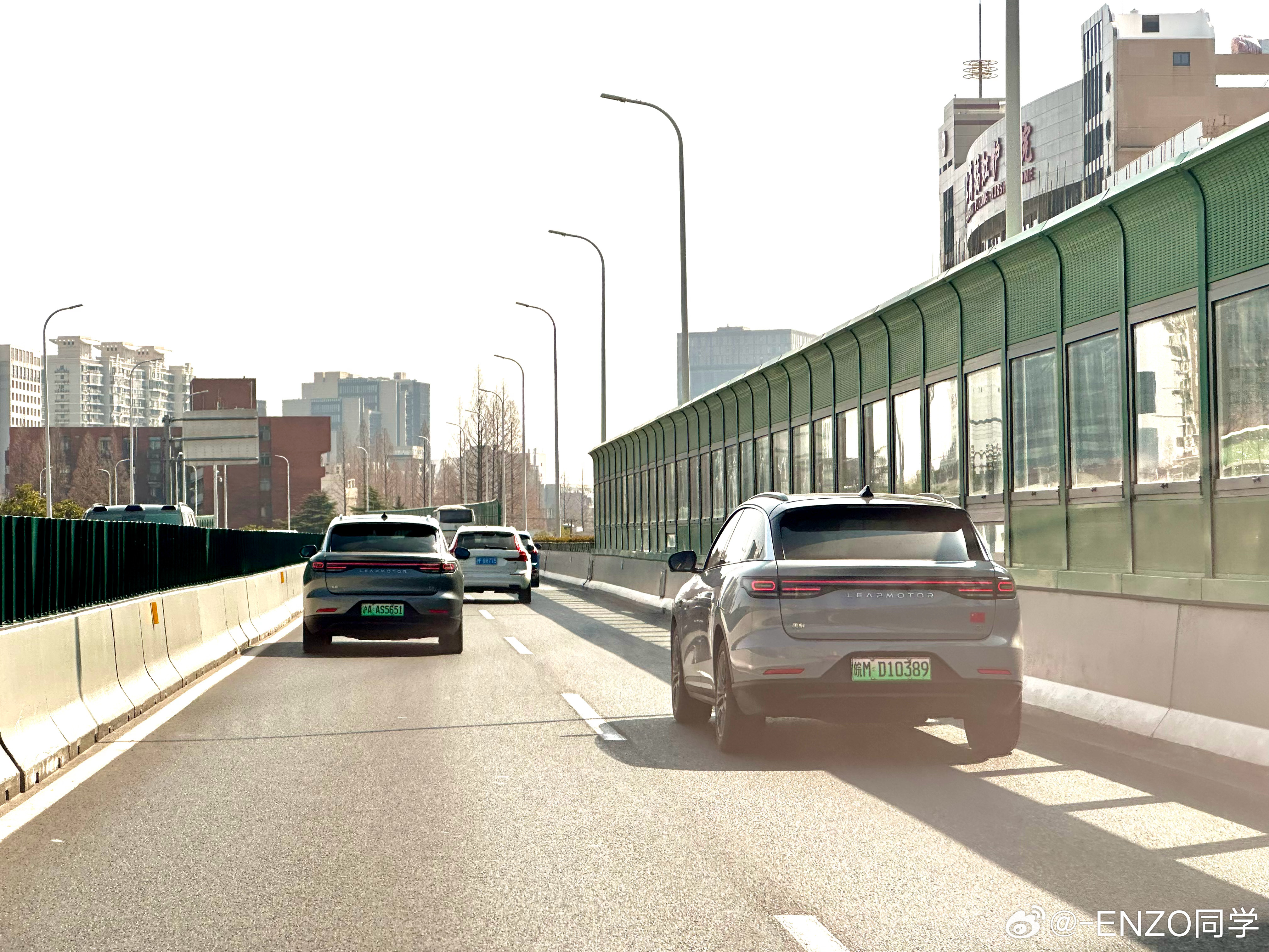 第一眼还以为自己眼花了怎么左边右边都是一模一样的车内环上两台C11的曝光度，难怪