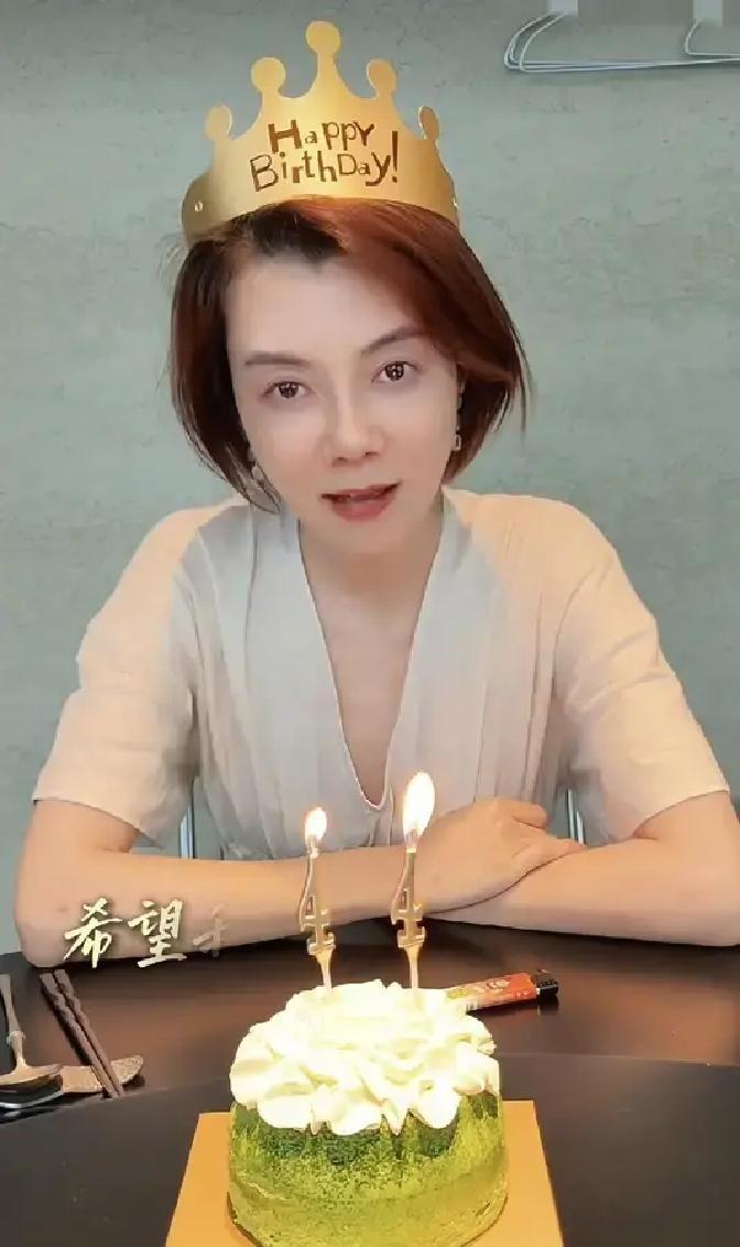 44岁生日，车晓没请大厨，没开派对。她端出中午剩的玉米排骨汤，和闺蜜围着桌子吃，