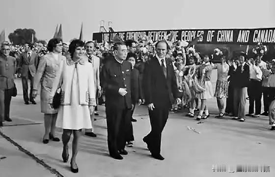 1973年10月11日，加拿大总理皮埃尔·特鲁多携夫人玛格丽特·辛克莱抵达北京，