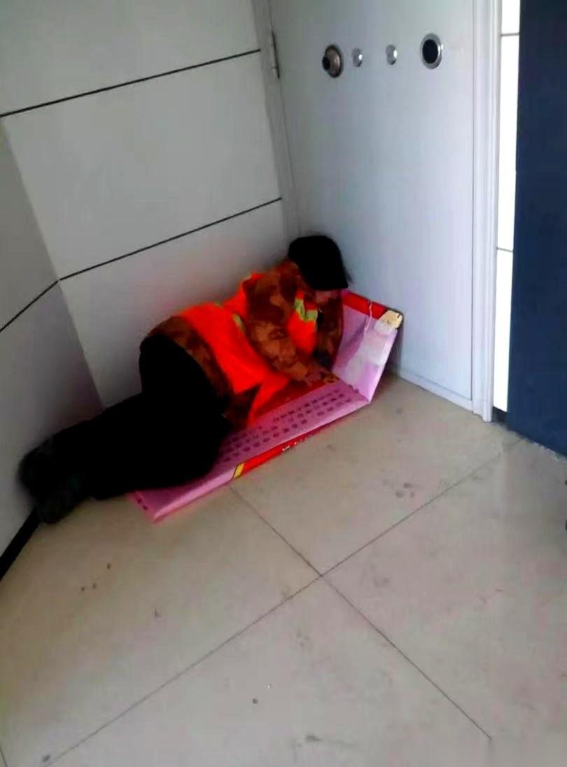 春节值班表拍下来，我的名字，死死钉在大年三十那格里。
我捏着那张纸，推开领导办公