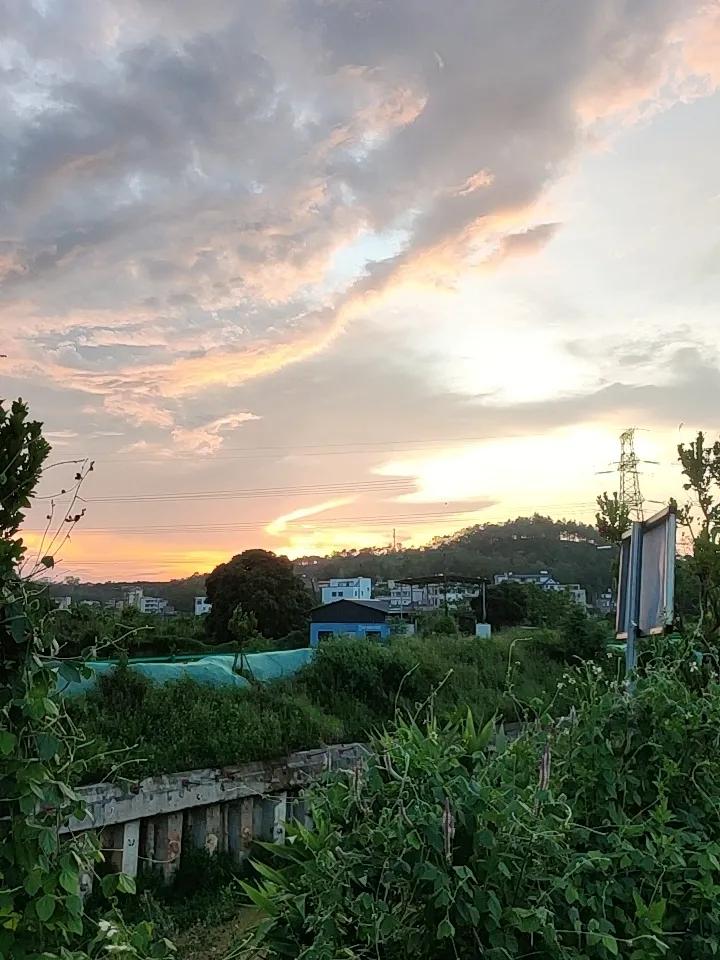 我必须晒晒我拍的夕阳西下美景！有次在海边，傍晚时分，夕阳像个大火球慢慢下沉。天空
