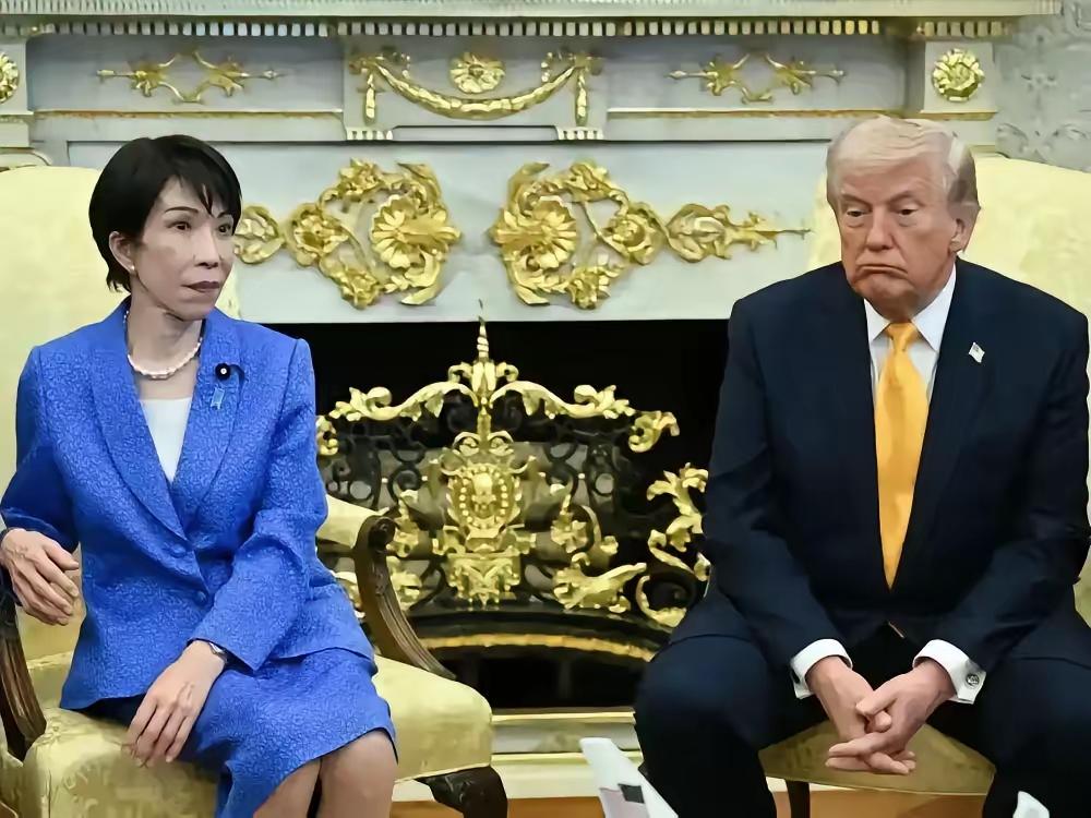 以下两组图，暴露出美国和日本的心态，表面很粘合，背后两边都是藏刀，日本媚外换来利