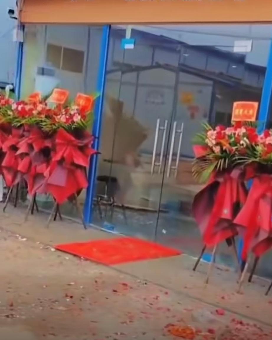 现在工地上的福利都这么这么好了吗？足疗店直接开到民工宿舍旁边。
 
门口立着“养