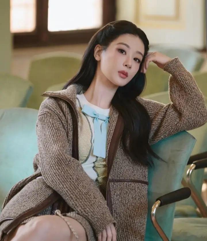 1. 赵丽颖的时尚品味一直不算出众，以往被网友吐槽土气的礼服，都是她自己挑选的，