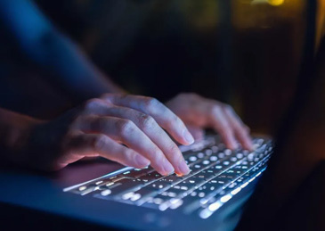 【国安部披露：一国企员工观看涉政谣言视频并下载传播，被依法逮捕】#国企员工观看涉