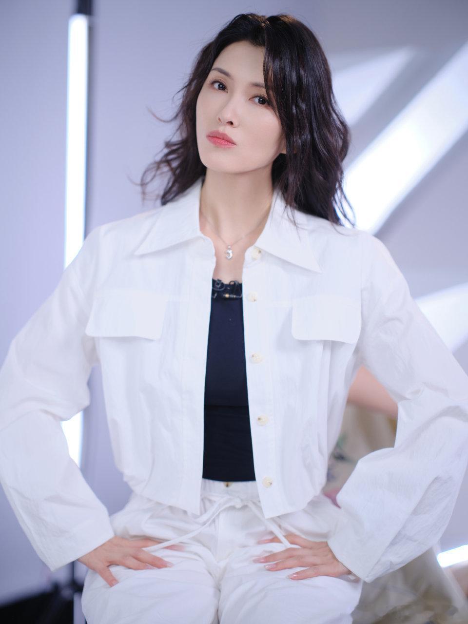 徐洁儿直播找工作 徐洁儿直播诚心求职，希望大家多多找她演出～提到自荐歌手称如果有