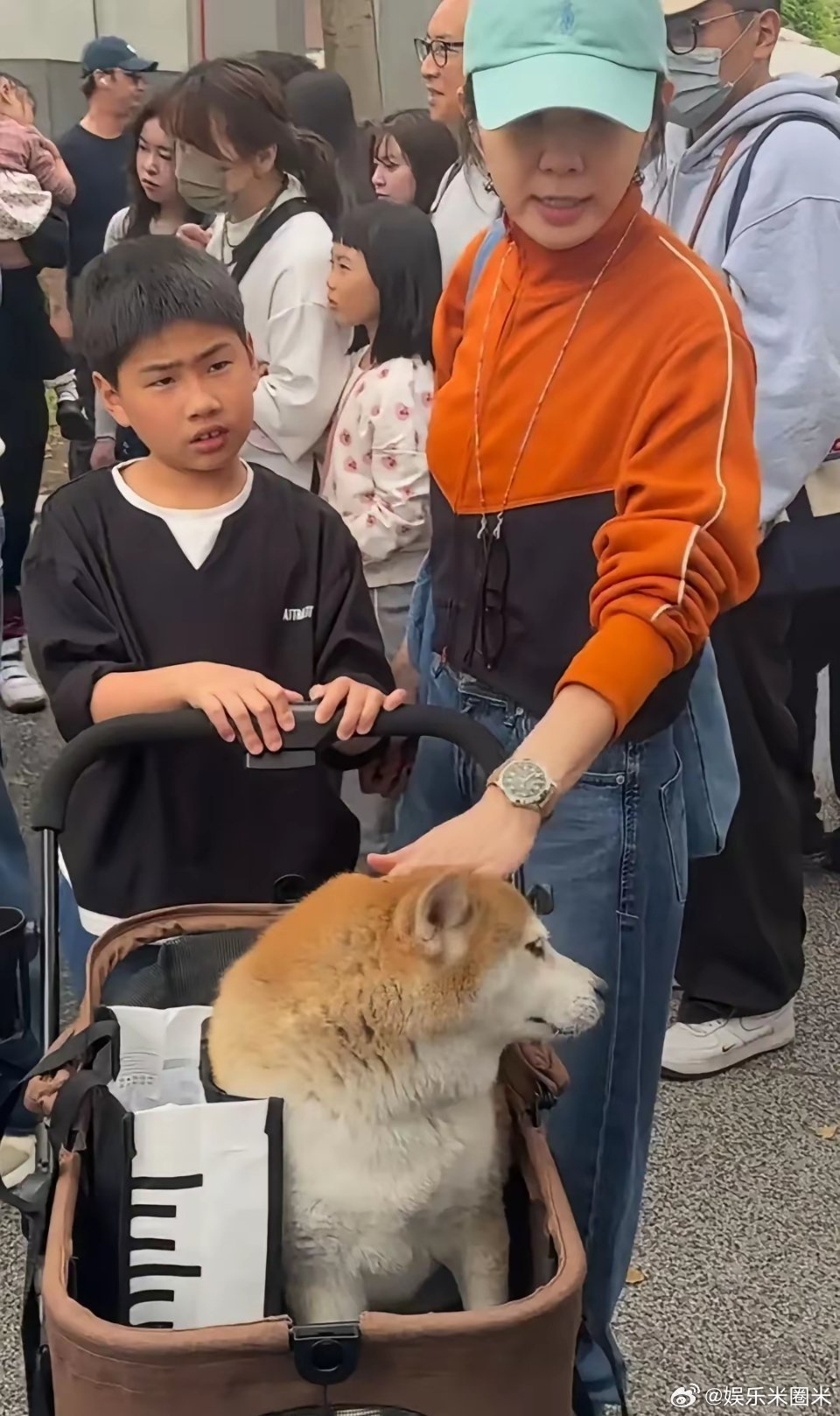 S H E组合的陈嘉桦，和老公、儿子一起现身街头逛街，儿子劲宝慢慢长开了，眉眼好