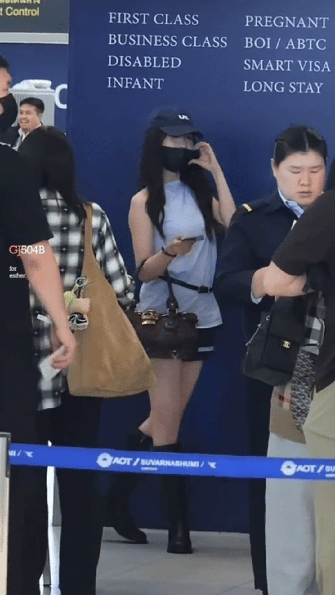 虞书欣回国机场路透给粉丝比心饭撒[手指比心] ​​​