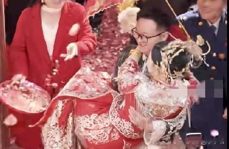 近日，安徽毫州一婚礼现场上，新郎刚把新娘抱进家门，婆婆便喜笑颜开地迅速接过，直接