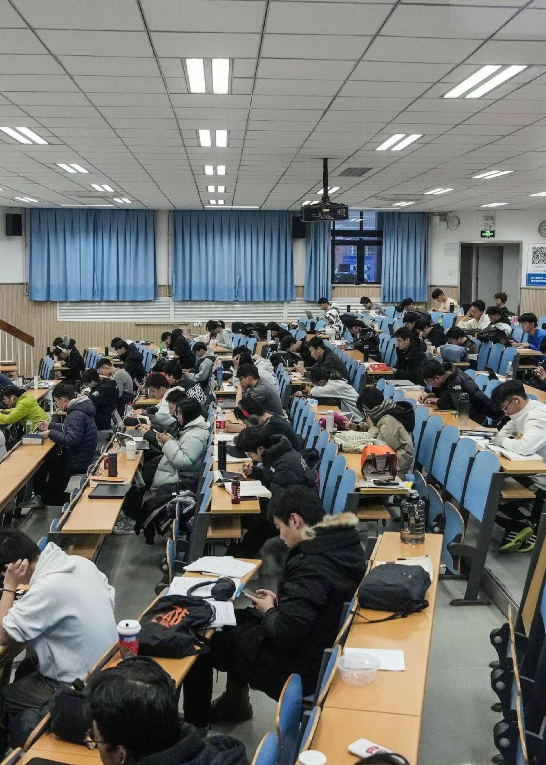 大学上课都成这样了？看样子一个认真听课的也没有。 