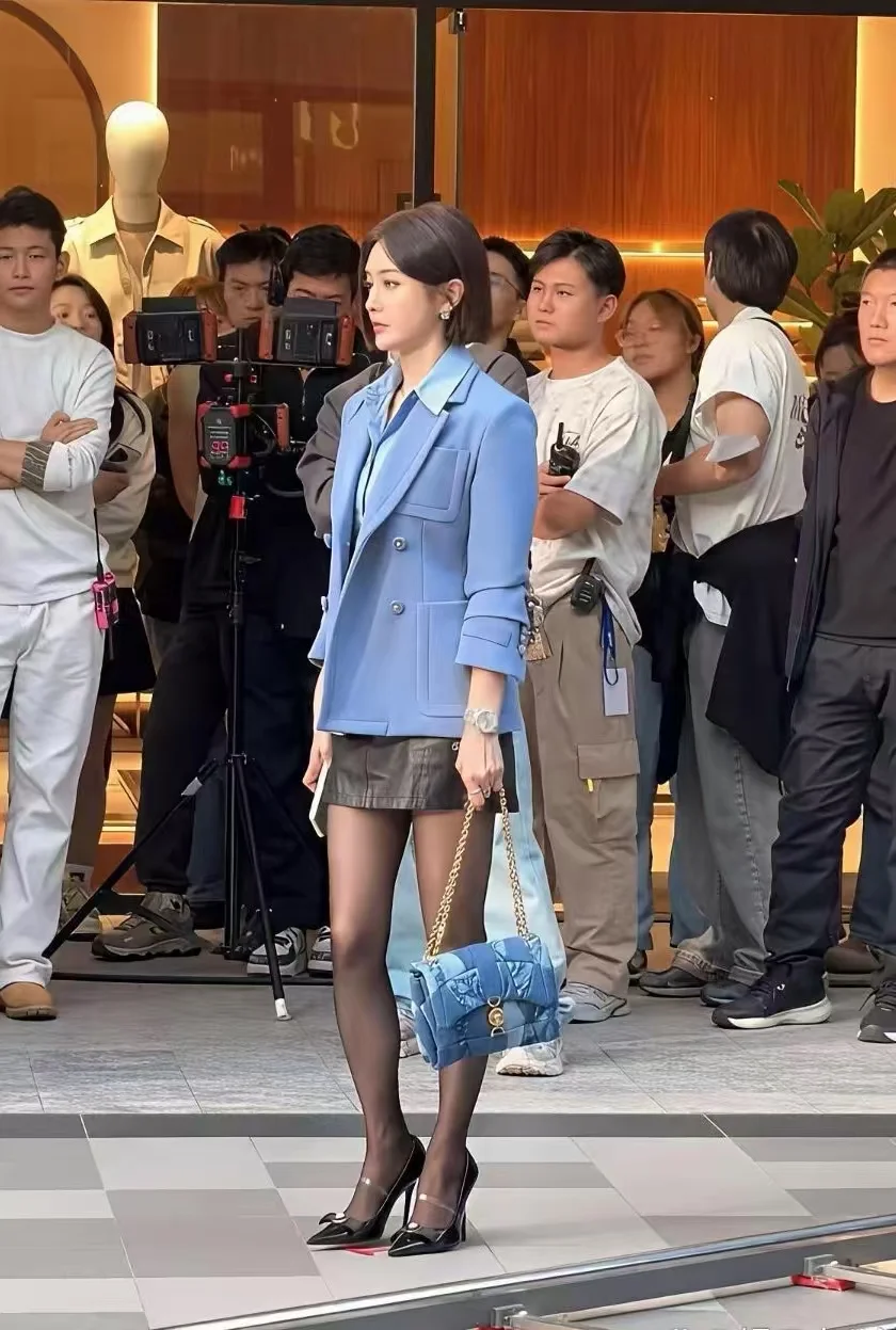 秦岚，脚上缠着绷带，身材太好了街拍美女