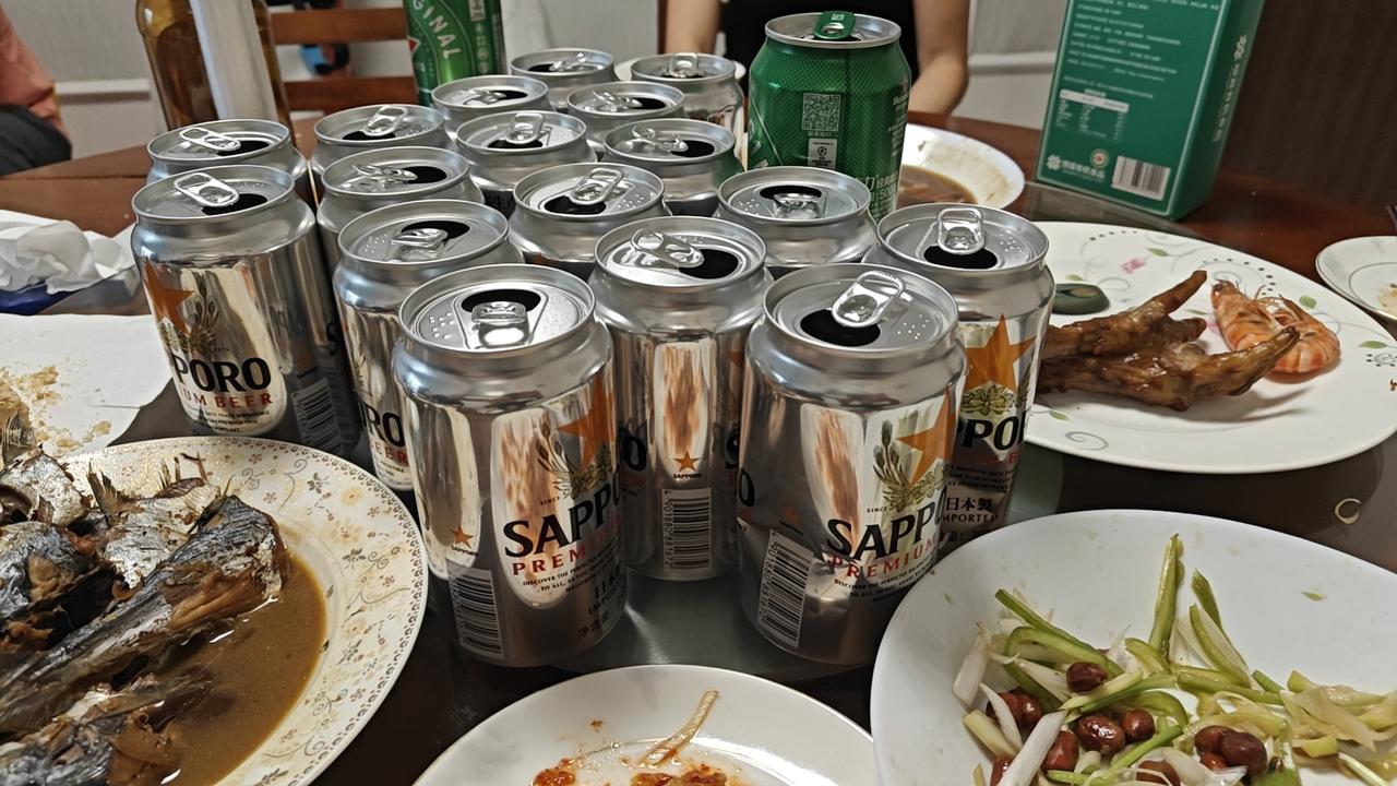 俩邻居喝酒，一个喝成大面积脑梗死。

老卢头跟老夏头都是黑龙江来鲅鱼圈旅居养老的