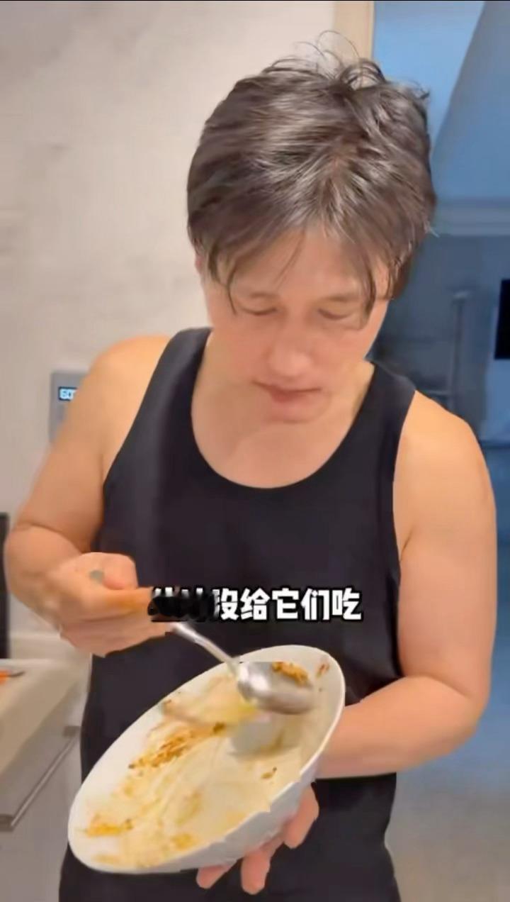 徐冬冬自创椰汁爆蛋婚后日常也太甜了，亲手做椰汁爆蛋投喂爱人，连吃光盘都透着满满的