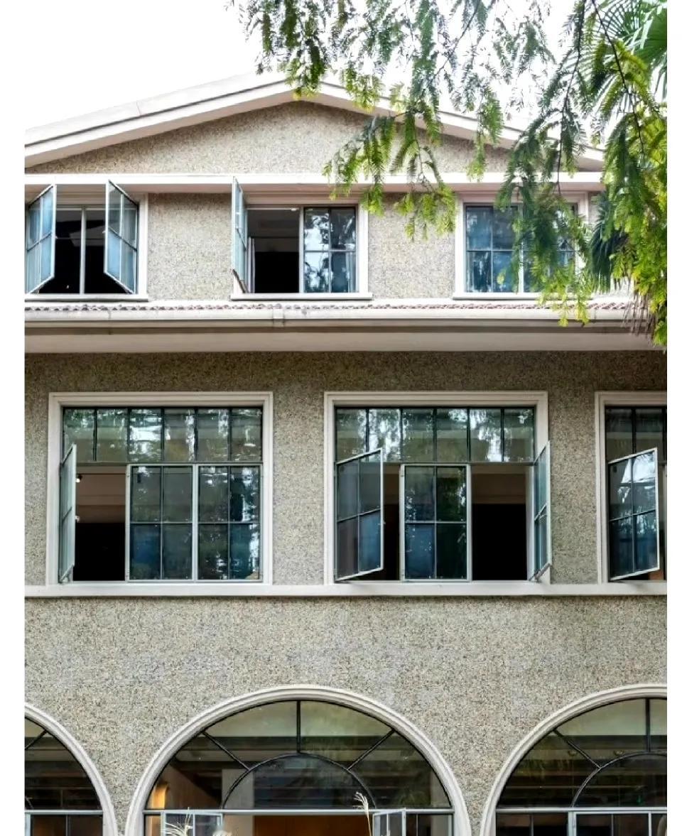网友：据说以前欧洲窗户是向里开的，现在为什么跟中国一样向外开了呢? ​[抠鼻]