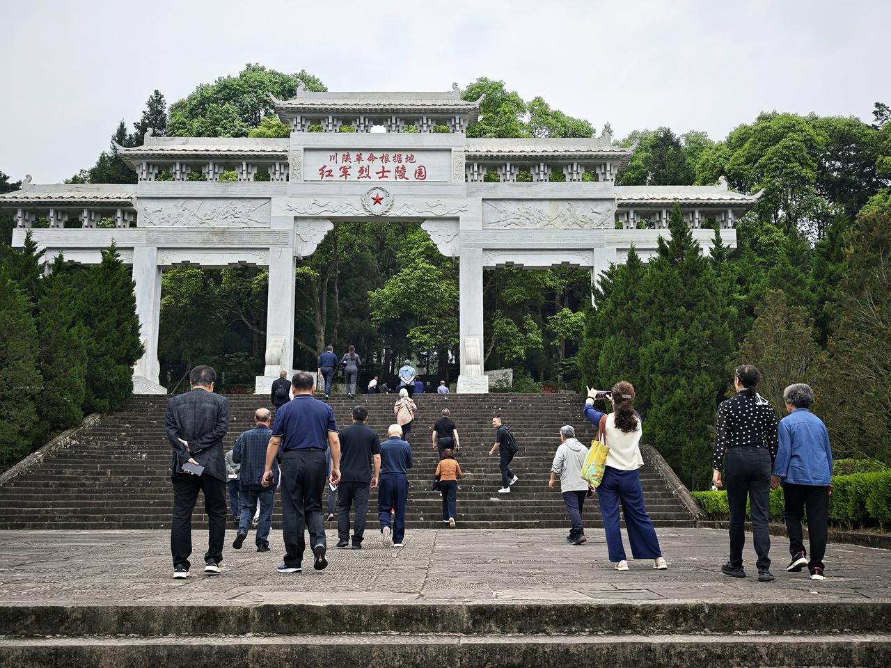 《祭拜红军烈士，重温入党誓词》
川陕革命根据地红军烈士陵园坐落于通江县沙溪镇王坪