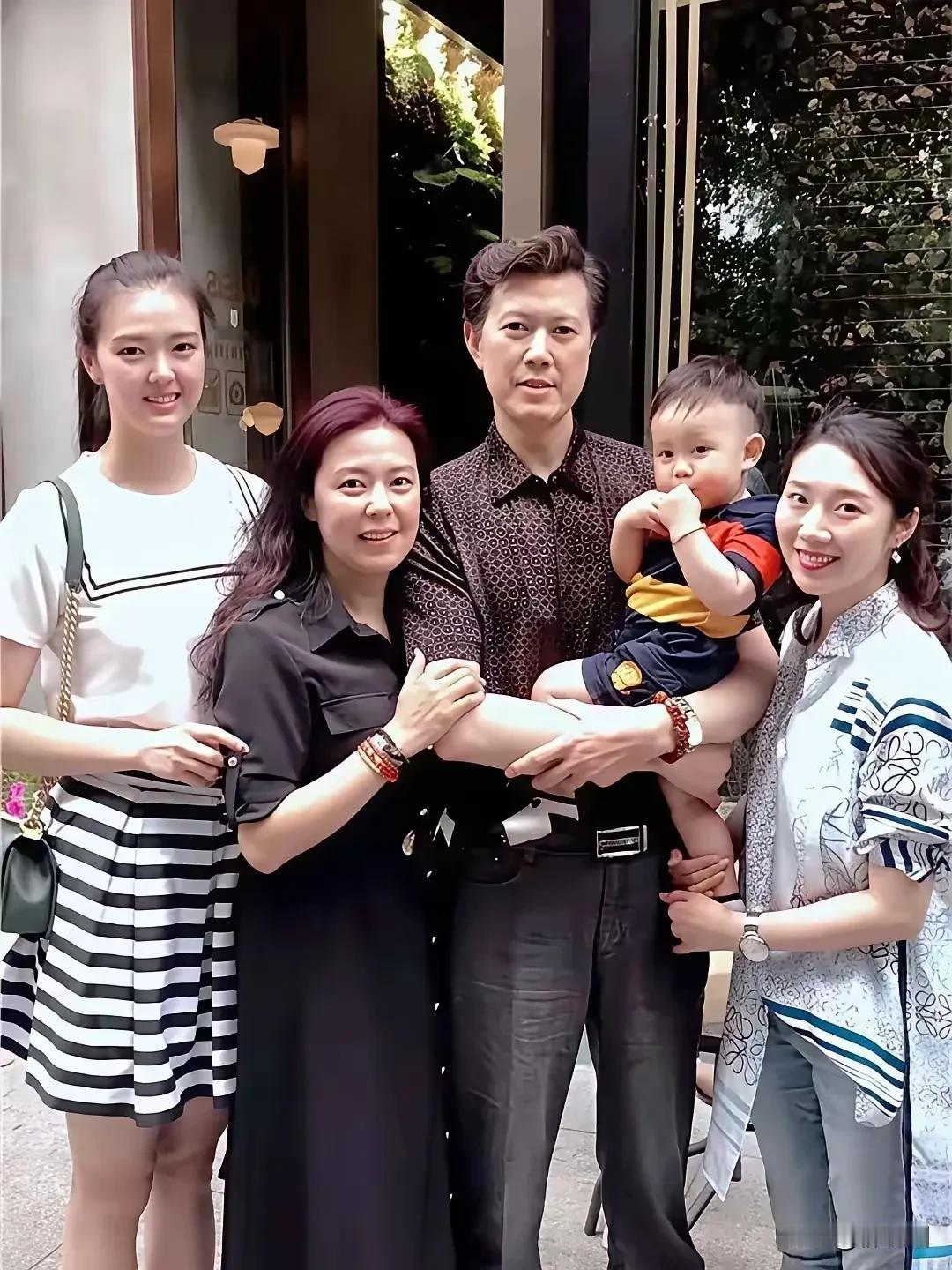 “一团和气”张常宁与同父异母的哥哥张晨一家五口的合影，张常宁挽着妈妈的手站在最旁