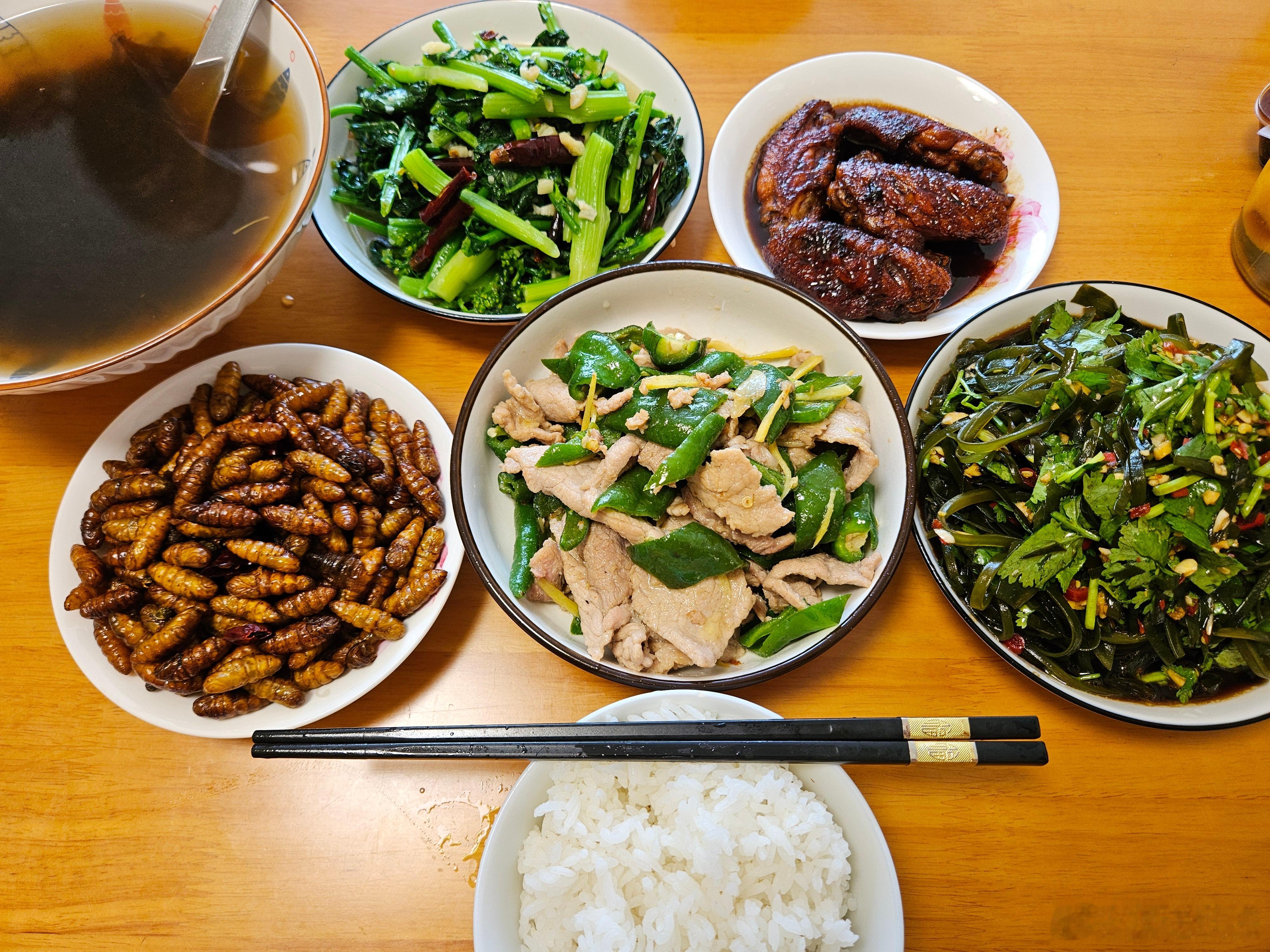 简简单单，五菜一汤，蚕蛹你敢吃吗？好好吃饭身体棒！ 
