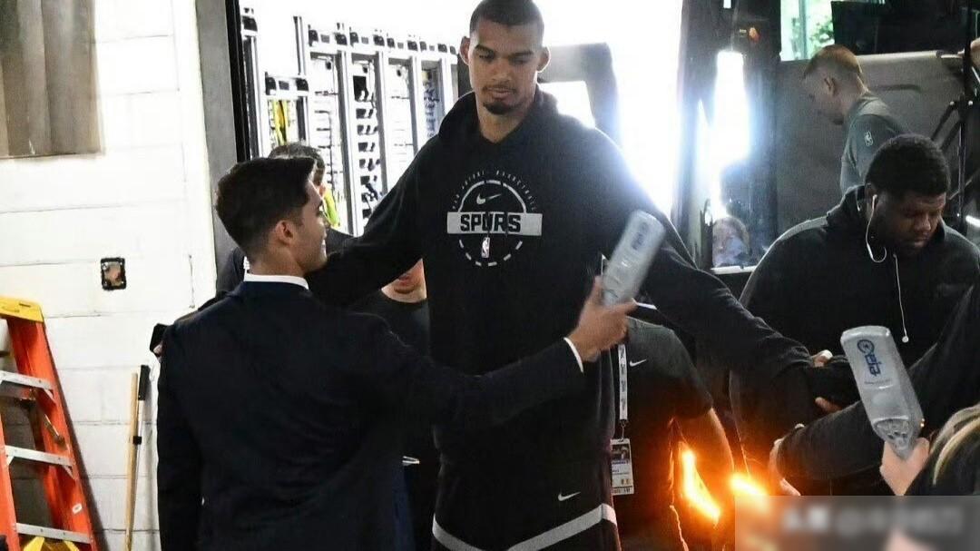 连文班亚马都要接受安检，美国球迷花高价去看比赛不就是找罪受吗？一场NBA总决赛，