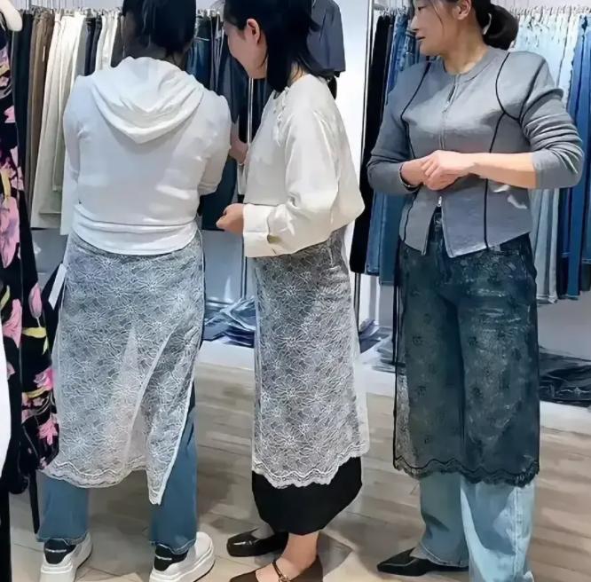 风靡一时的韩女——屁帘火了起来，有网友辣评以前村里有个疯子就这样穿

（主要信源