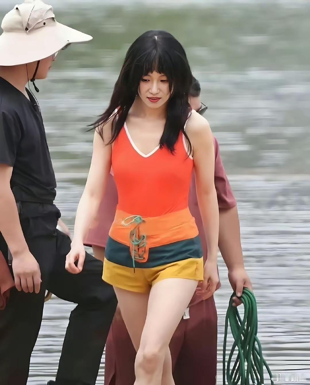 果然中分才是倪妮的舒适区，齐刘海有点压气场。 