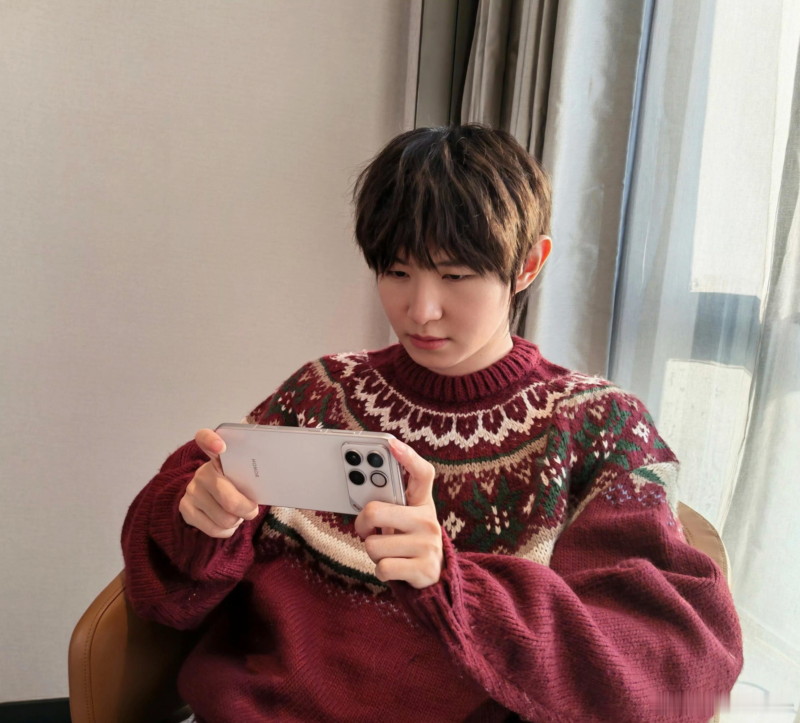 一诺徐必成上手荣耀WIN真机，好的设计总是心有灵犀，感觉如何？ 